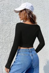 Kadın Siyah Uzun Kollu Agraflı Göğüs ve Göbek Dekolteli Crop Top Bluz – Şık, Rahat ve Kolay Kombinlenebilir