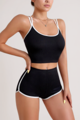 Kadın Siyah Beyaz Çapraz Lastik Detaylı Kaşkorse Şortlu Gecelik Takımı – Modern, Konforlu ve Günlük Kombinlere Uygun