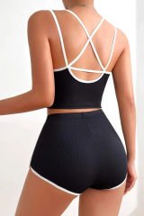 Kadın Siyah Beyaz Çapraz Lastik Detaylı Kaşkorse Şortlu Gecelik Takımı – Modern, Konforlu ve Günlük Kombinlere Uygun