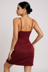 Kadın Bordo Bacak Yırtmaçlı Siyah Dantelli ve Fiyonklu Şık Gecelik – Modern ve Şık Tasarım