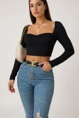 Kadın Siyah Uzun Kol Göğüs Dekolteli Şık Crop Top Bluz – Şık, Rahat ve Kolay Kombinlenebilir
