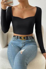 Kadın Siyah Uzun Kol Göğüs Dekolteli Şık Crop Top Bluz – Şık, Rahat ve Kolay Kombinlenebilir