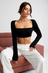 Kadın Siyah Uzun Kol Göğüs ve Sırt Dekolteli Crop Top Bluz – Şık, Rahat ve Kolay Kombinlenebilir