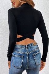 Kadın Siyah Çapraz Bel Detaylı Dik Yaka Uzun Kol Crop Top Bluz – Şık, Rahat ve Kolay Kombinlenebilir