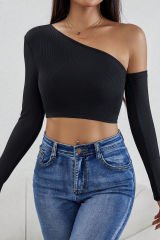 Kadın Siyah Tek Omuz Detaylı Uzun Kol Crop Top Bluz – Şık, Rahat ve Kolay Kombinlenebilir