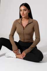 Kadın Kahverengi Uzun Kol Fermuarlı Parmak Geçme Detaylı Dik Yaka Crop Top Bluz – Şık, Rahat ve Kolay Kombinlenebilir