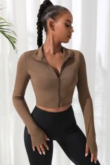Kadın Kahverengi Uzun Kol Fermuarlı Parmak Geçme Detaylı Dik Yaka Crop Top Bluz – Şık, Rahat ve Kolay Kombinlenebilir