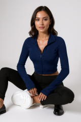 Kadın Lacivert Uzun Kol Fermuarlı Parmak Geçme Detaylı Dik Yaka Crop Top Bluz – Şık, Rahat ve Kolay Kombinlenebilir