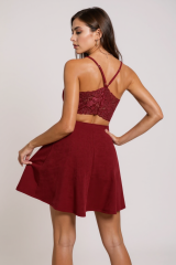 Kadın Bordo İp Askılı, Sırtı ve Göğsü Dantel Detaylı Şık Gecelik – Modern ve Şık Tasarım