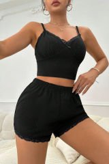 Kadın Siyah Alt ve Üst Dantel Detaylı Fiyonklu Şortlu Gecelik Takımı – Modern, Konforlu ve Günlük Kombinlere Uygun