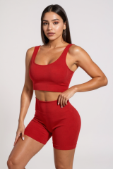 Kadın Kırmızı Kalın Askılı Yüksek Bel Şortlu Gecelik Takımı – Modern, Konforlu ve Günlük Kombinlere Uygun