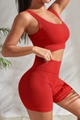 Kadın Kırmızı Kalın Askılı Yüksek Bel Şortlu Gecelik Takımı – Modern, Konforlu ve Günlük Kombinlere Uygun