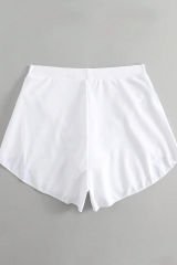 Kadın Beyaz Yırtmaçlı Etek Görünümlü Şık Deniz Şortu – Modern ve Şık Tasarım