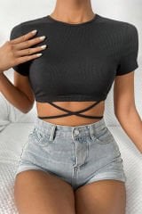 Kadın Siyah Yarım Kol Çapraz Bağlamalı Crop Top Bluz – Şık, Rahat ve Kolay Kombinlenebilir