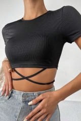 Kadın Siyah Yarım Kol Çapraz Bağlamalı Crop Top Bluz – Şık, Rahat ve Kolay Kombinlenebilir