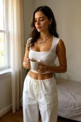 Kadın Beyaz Kare Yaka Kalınlaşan Omuz Detaylı Crop Top Bluz – Şık, Rahat ve Kolay Kombinlenebilir