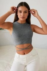 Kadın Gri Çapraz Bağlamalı Crop Top Büstiyer – Modern ve Şık Tasarım