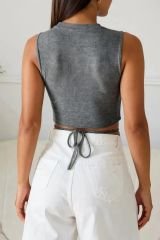 Kadın Gri Çapraz Bağlamalı Crop Top Büstiyer – Modern ve Şık Tasarım