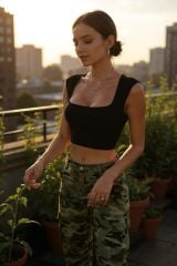 Kadın Siyah Kare Yaka Kalınlaşan Omuz Detaylı Crop Top Bluz