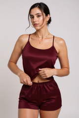 Kadın Bordo Asimetrik Sırt Dekolte Detaylı Şık Şortlu Gecelik Takım – Modern, Konforlu ve Günlük Kombinlere Uygun