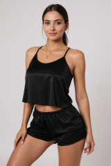 Kadın Siyah Asimetrik Sırt Dekolte Detaylı Şık Şortlu Gecelik Takım – Modern, Konforlu ve Günlük Kombinlere Uygun