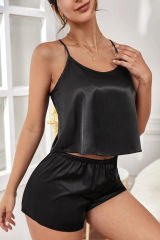 Kadın Siyah Asimetrik Sırt Dekolte Detaylı Şık Şortlu Gecelik Takım – Modern, Konforlu ve Günlük Kombinlere Uygun