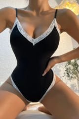 Kadın Beyaz Dantel Işlemeli Siyah Tulum Gecelik – Modern ve Şık Tasarım