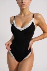 Kadın Beyaz Dantel Işlemeli Siyah Tulum Gecelik – Modern ve Şık Tasarım