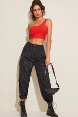 Kadın Kırmızı Tek Omuz Crop Büstiyer – Modern ve Şık Tasarım