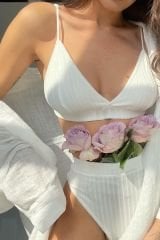 Kadın Beyaz Yüksek Bel Dolgusuz Slip Takım – Modern, Konforlu ve Günlük Kombinlere Uygun