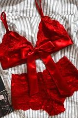 Kadın Kırmızı Dantelli & Kurdelalı Sütyen Külot Takımı – Modern, Konforlu ve Günlük Kombinlere Uygun