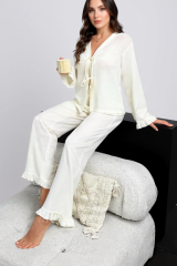 Kadın Beyaz Önden Bağlamalı Kolu ve Paçası Fırfır Detaylı Uzun Kollu Pijama Takımı – Rahat, Şık ve 4 Mevsim Kullanım