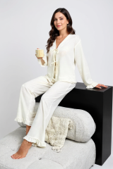 Kadın Beyaz Önden Bağlamalı Kolu ve Paçası Fırfır Detaylı Uzun Kollu Pijama Takımı – Rahat, Şık ve 4 Mevsim Kullanım