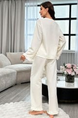 Kadın Beyaz Önden Bağlamalı Kolu ve Paçası Fırfır Detaylı Uzun Kollu Pijama Takımı – Rahat, Şık ve 4 Mevsim Kullanım