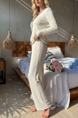 Kadın Beyaz Örme Kumaş V Yaka Düğmeli Rahat Şık Pijama Takımı