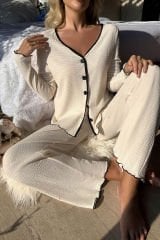Kadın Beyaz Örme Kumaş V Yaka Düğmeli Rahat Şık Pijama Takımı