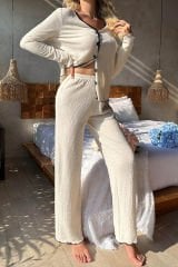 Kadın Beyaz Örme Kumaş V Yaka Düğmeli Rahat Şık Pijama Takımı