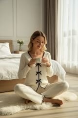 Kadın Beyaz Fiyonklu İç Çamaşırı ve Uzun Kollu V Yaka Pijama Takımı 4'lü Set