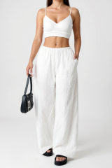 Kadın Beyaz Bol Kesim Cepli Geniş Paça Dökümlü Pantolon – Modern Ve Şık Tasarım
