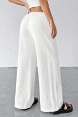 Kadın Beyaz Bol Kesim Cepli Geniş Paça Dökümlü Pantolon – Modern Ve Şık Tasarım
