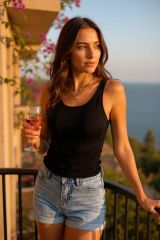 Kadın Siyah Kolsuz Kalın Askılı Uzun Crop Top Bluz & Atlet – Şık, Rahat Ve Kolay Kombinlenebilir