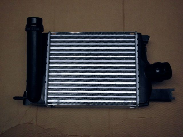 Dacıa Logan, Sandero, Duster, Renault Clio, Captur İnetrcooler Radyatörü 1.5 dci  Motor 2012 Model Sonrası Araçlara Uyumludur. Orjinal No:14496-1381R