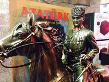 At Üstünde Bronz Atatürk Biblosu