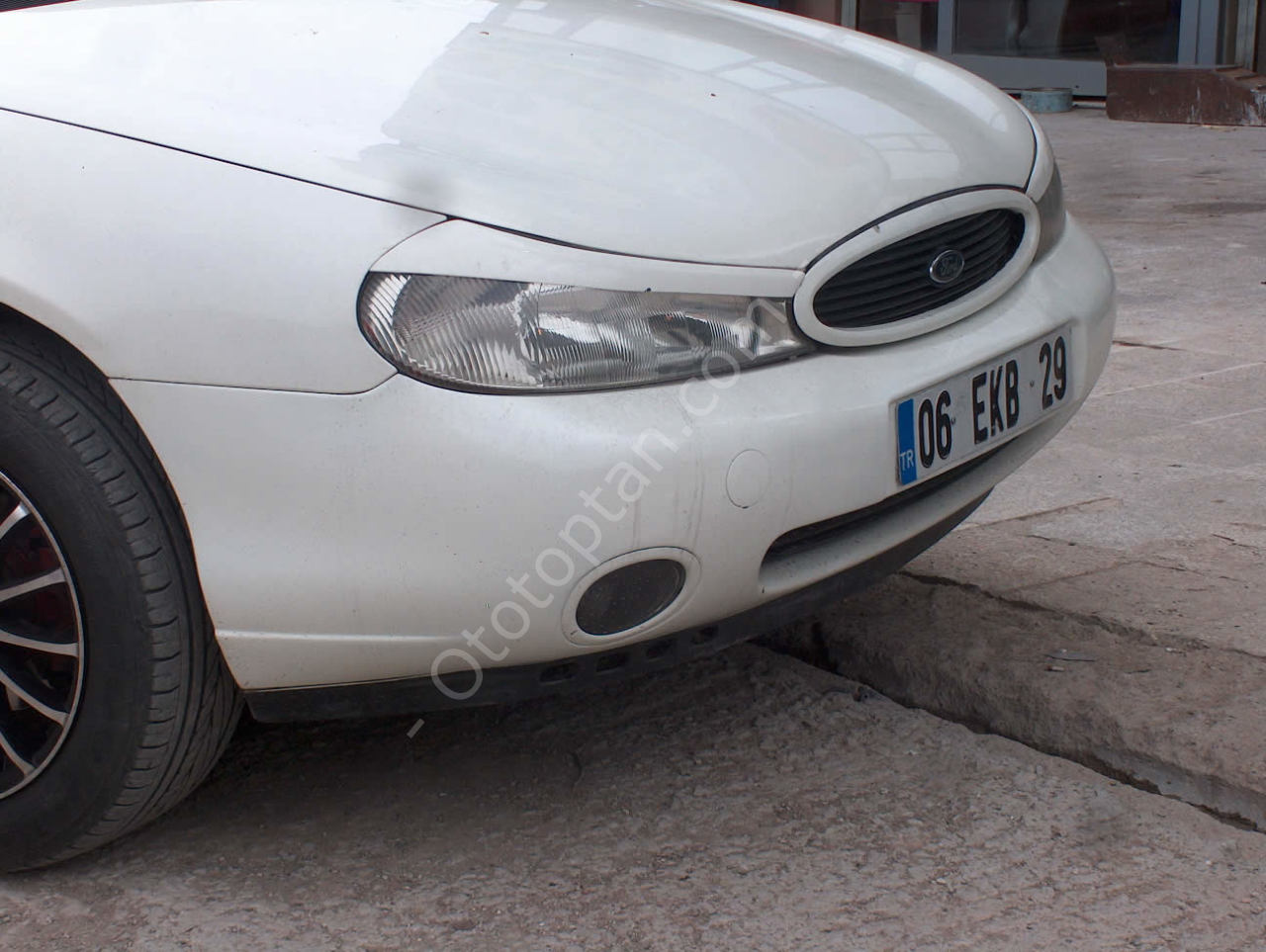 Ford Mondeo Far Kaşı