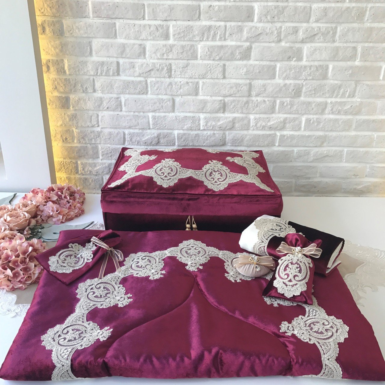 Fransız Dantelli Seccade Takımı | Bordo&Gold