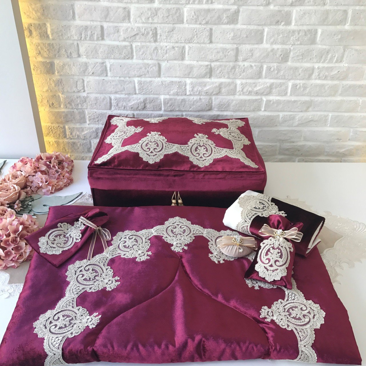 Fransız Dantelli Seccade Takımı | Bordo&Gold