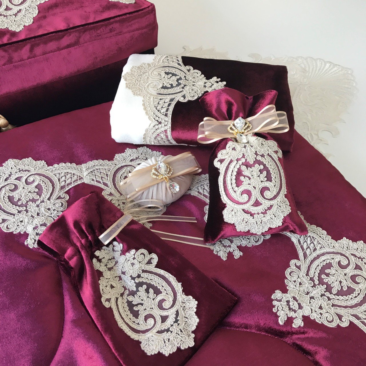 Fransız Dantelli Seccade Takımı | Bordo&Gold