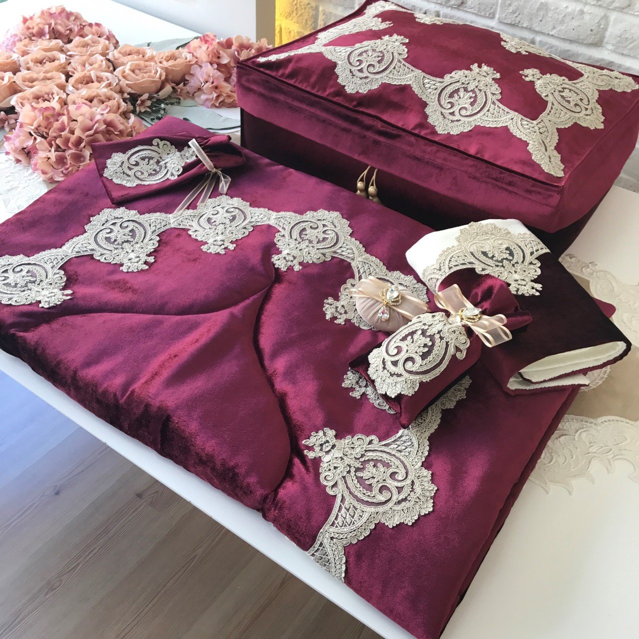 Fransız Dantelli Seccade Takımı | Bordo&Gold