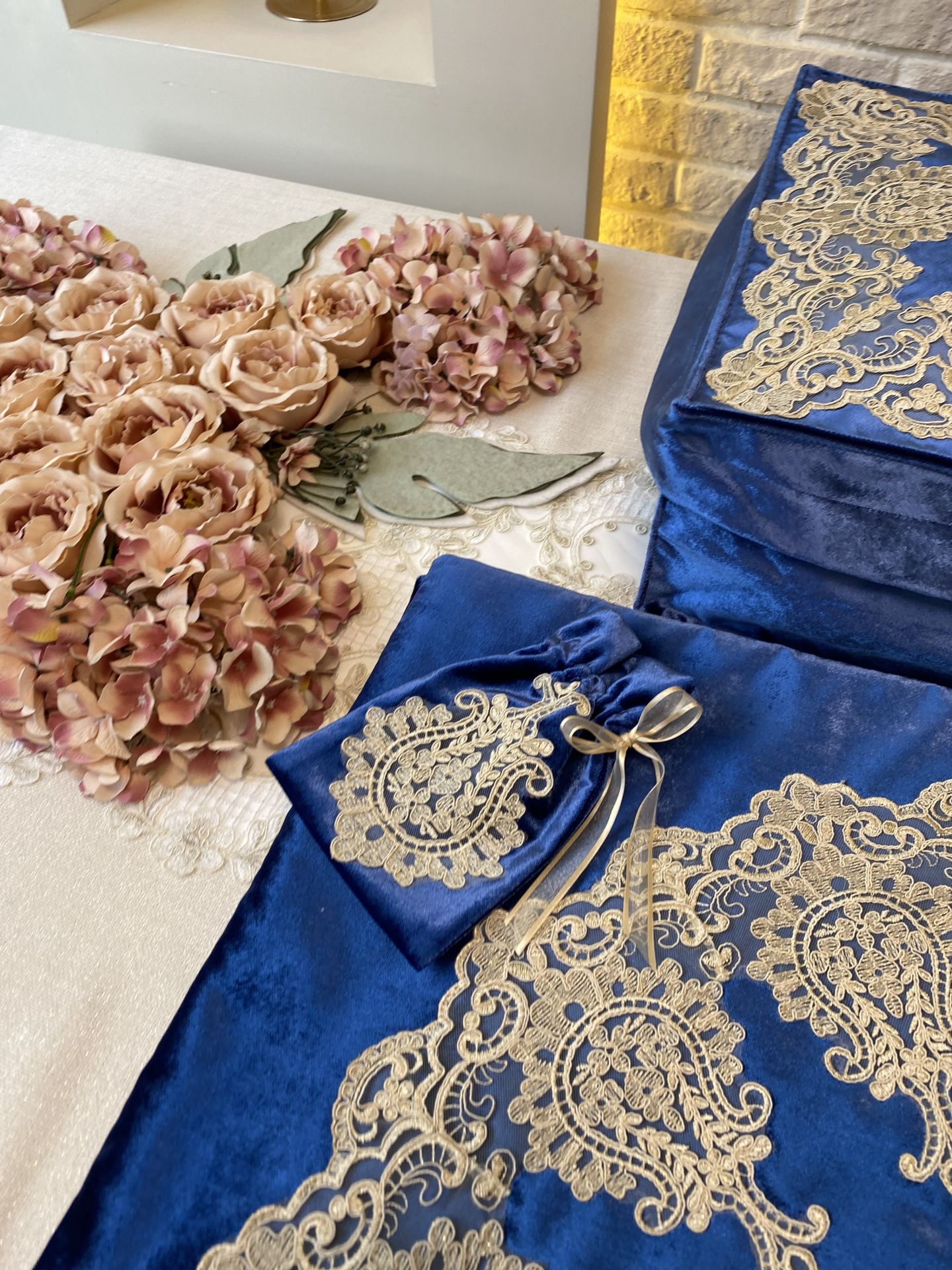 Fransız Dantelli Seccade Takımı | Saks Mavi&Gold