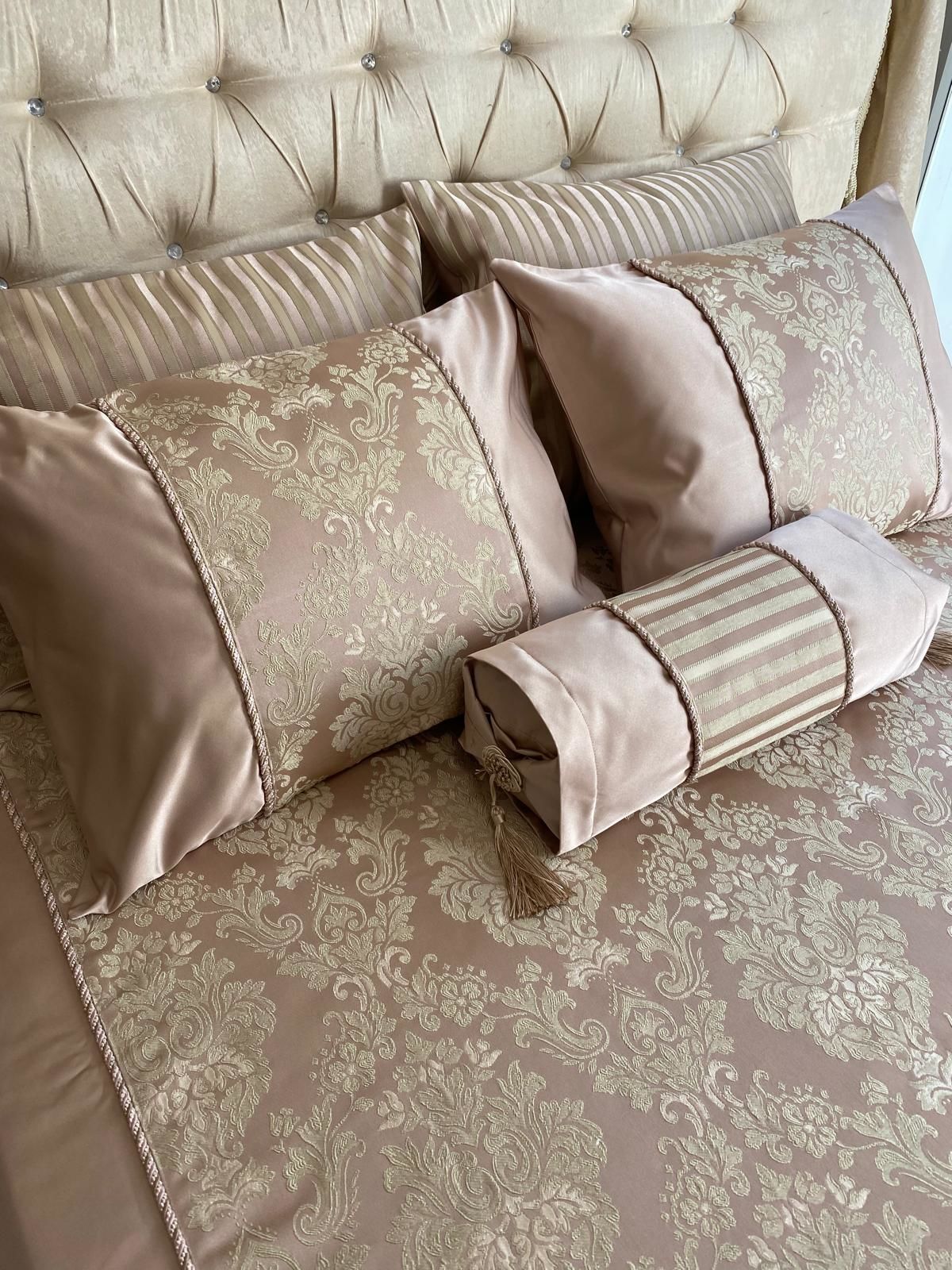 Damask Desen Yatak Örtüsü Pudra
